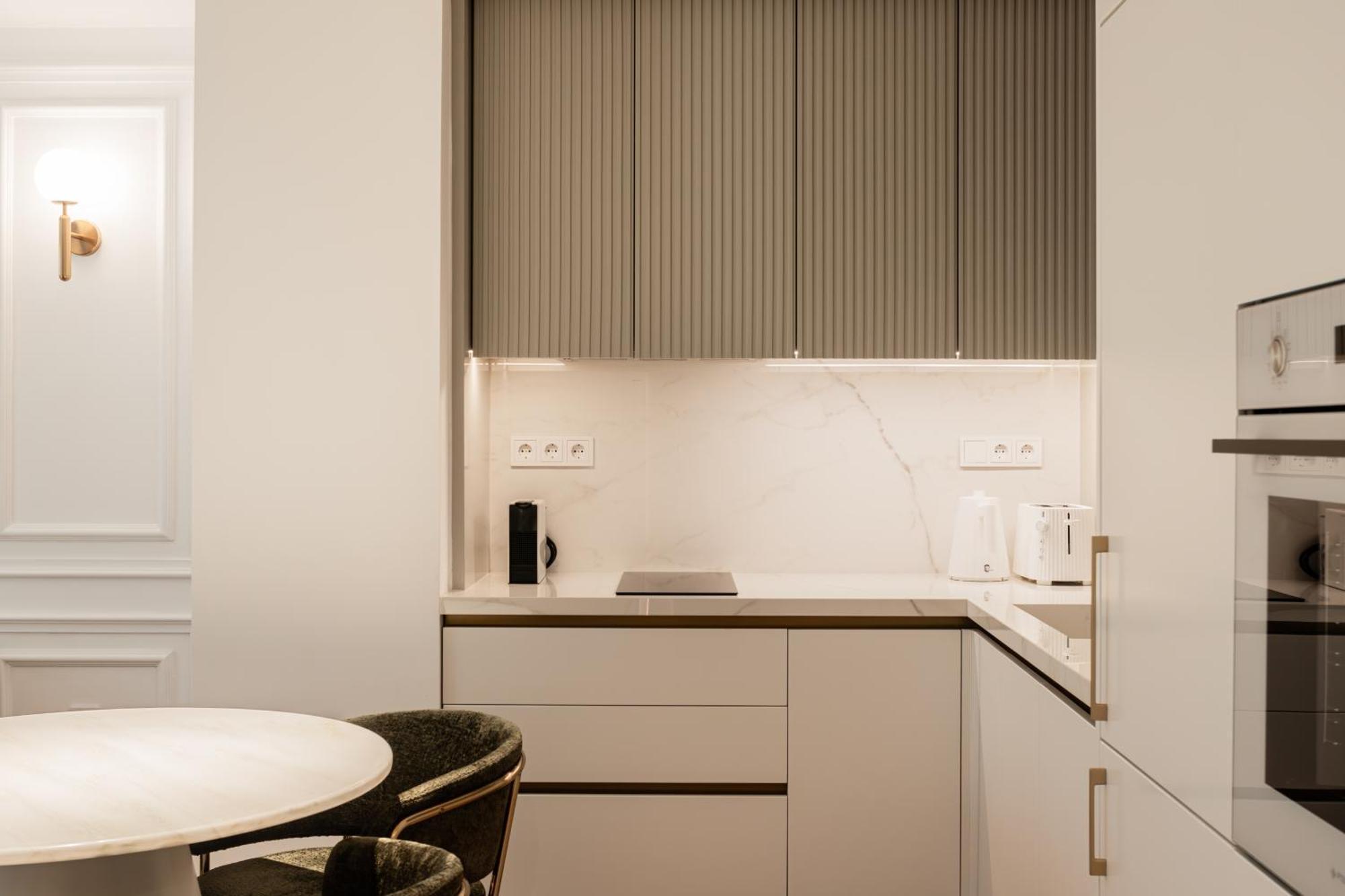 Elegant Apartment A Breath Away From The Acropolis Атина Екстериор снимка
